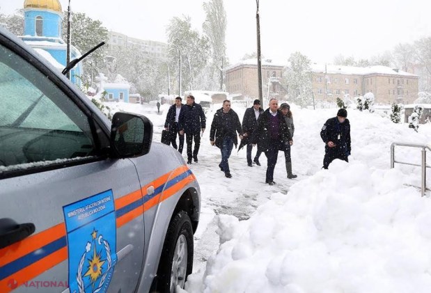 FOTO // Președintele a semnat DECRETUL, după care a ieșit în stradă să facă o „baie de mulțime”. Militarii au fost ALINIAȚI pentru Dodon