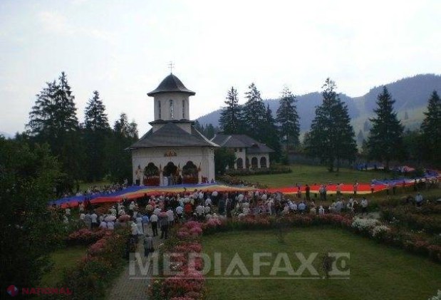 Tricolor URIAȘ de 150 de metri croit la Chişinău, sfinţit la o mănăstire din România