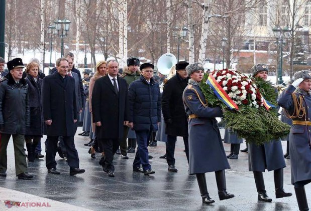 FOTO // Ce a făcut astăzi Dodon la Moscova. Niciun oficial rus de RANG înalt nu l-a însoțit la depuneri de flori: „Nimeni nu este uitat, nimic nu se uită”