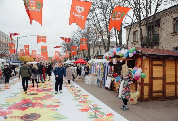 FOTO // Hramul Orheiului, în TOI. Mii de orheieni au defilat la PARADA din centrul orașului. Cei prezenți așteaptă extragerea la TOMBOLA cu 200 de premii valoroase