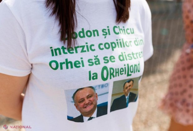 FOTO // Flashmob inedit la „OrheiLand”: Dodon și Chicu, în rol de „PAZNICI” la intrarea în parcul de distracții: „Este rușinos că regimul Dodon, prin intermediul poliției, amenință și luptă cu proprii cetățeni”