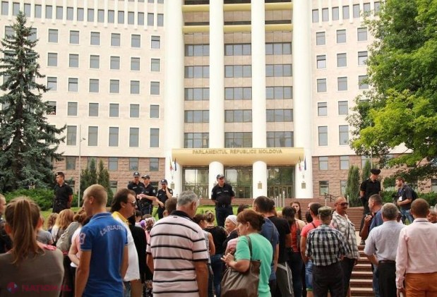 Reportaj FOTO // Trei PROTESTE în fața Parlamentului