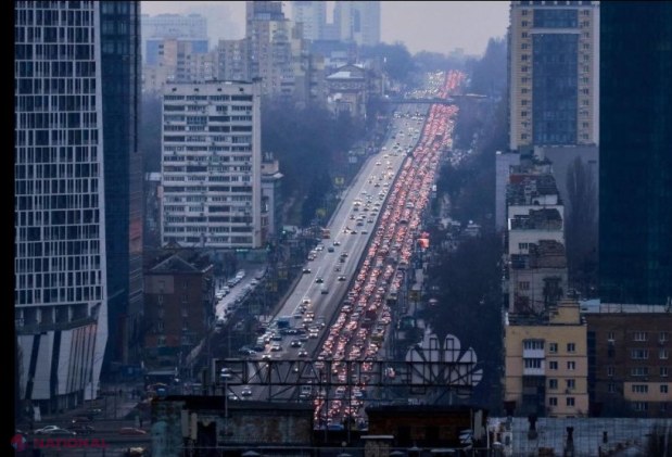 Scene DRAMATICE în orașele ucrainene ATACATE de ruși. În Kiev oamenii se roagă pe străzi sau fug din oraș, ieșirea e blocată de coloane de mașini
