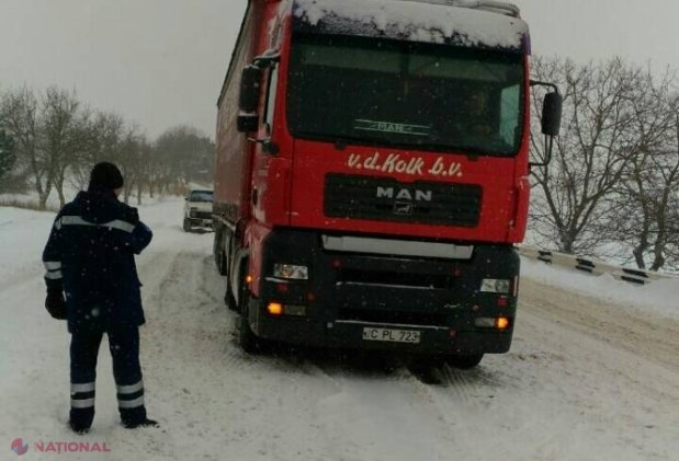 O ambulanță, blocată în nămeți la Dubăsari