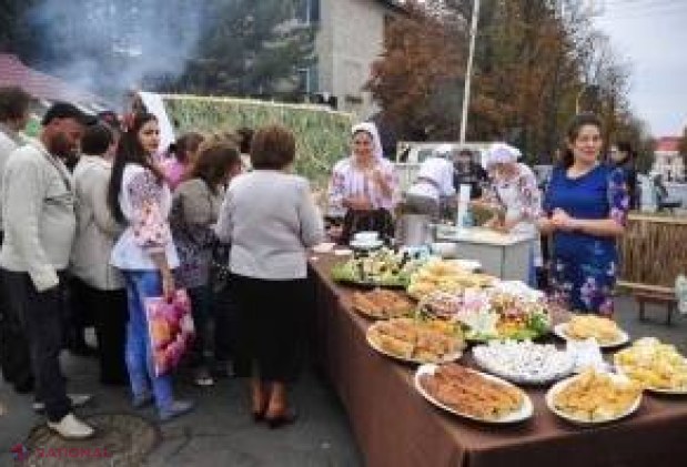 FOTO // La Orhei „Ziua Vinului” este sărbătorită cu multă veselie, muzică și cârnăciori la grătar, oferiți gratuit. Au venit circa 20 de mii de persoane
