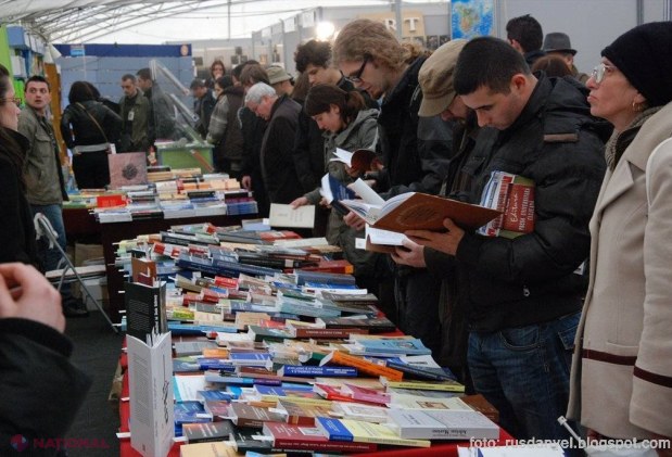 Târg // „Ia cu tine o carte, două, trei, pe care le-ai citit deja şi oferă-le cuiva”