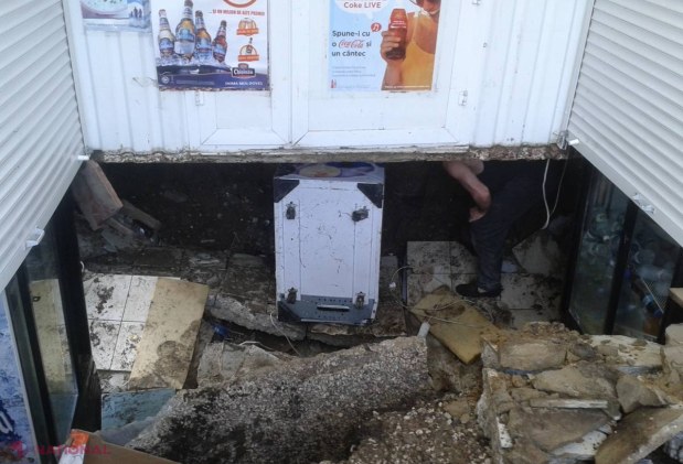 FOTO DEZASTRU //  GROAPĂ de doi metri în mijlocul unei GHERETE din capitală