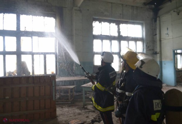 FOTO // Depozit, cuprins de FLĂCĂRI în R. Moldova. Zece autospeciale au INTERVENIT