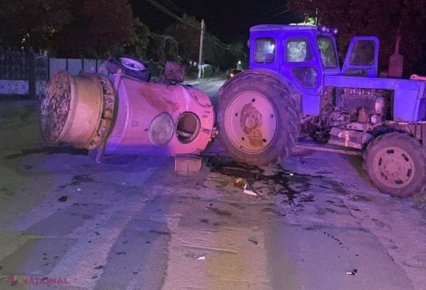 FOTO Grav accident la Dondușeni: Două persoane au decedat după ce s-au ciocnit cu motocicleta în cisterna unui tractor