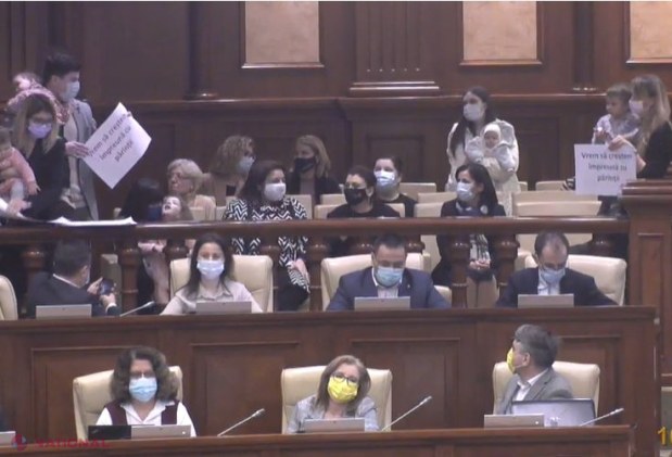 FOTO // Parlamentul R. Moldova, transformat într-o mare CREȘĂ. Socialista Greceanîi, DERANJATĂ de prezența „oaspeților dulci”. Angajatorii vor avea dreptul să organizeze servicii de îngrijire a copiilor în cadrul firmelor