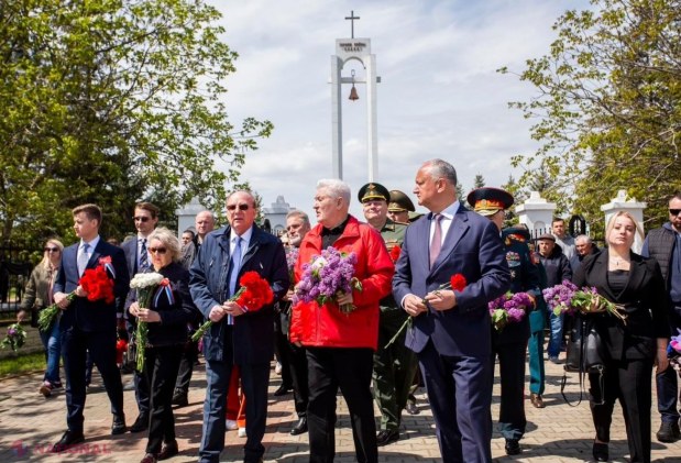 FOTO // Voronin și Dodon se TEM să poarte panglica „Sf. Gheorghe”, asociată cu RĂZBOIUL pornit de Putin în Ucraina. Și ambasadorul Rusiei a evitat să se afișeze cu simbolistica interzisă la Complexul Memorial „Capul de Pod Șerpeni”