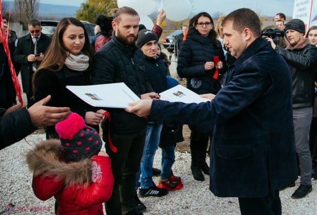 FOTO // Primii beneficiari au primit cheile de la locuințele SOCIALE construite în Orhei. Vor plăti doar 500 de lei pe lună, fără nicio dobândă