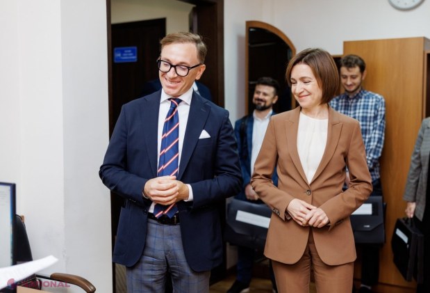 FOTO // Maia Sandu, baie de mulțime în fața CEC. Echipa sa a depus cele 25 000 de semnături necesare pentru înregistrarea în cursa prezidențială: „Sprijinul pe care l-am văzut mă convinge că suntem o mare familie de oameni”
