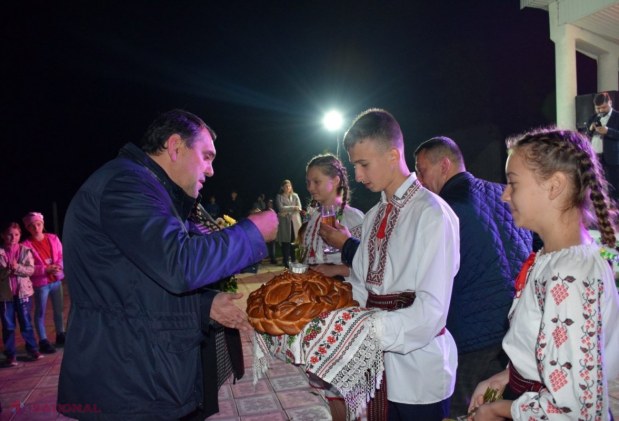 FOTO // Echipa lui Ilan Șor a adus lumină pe străzile altor două localități din raionul Orhei: „Este mai mult decât un moment de sărbătoare pentru noi, este un eveniment important”