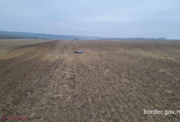 FOTO // Războiul declanșat de Putin în Ucraina a ajuns iarăși în R. Moldova. Alte fragmente de dronă, depistate în apropiere de Etulia Nouă