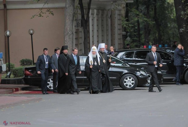 FOTO // Preşedintele Nicolae Timofti l-a primit cu căldură pe Patriarhul Kiril. S-au îmbrăţişat şi pupat! 
