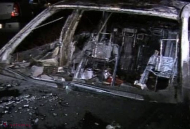 Mașină a poliției, incendiată la Florești