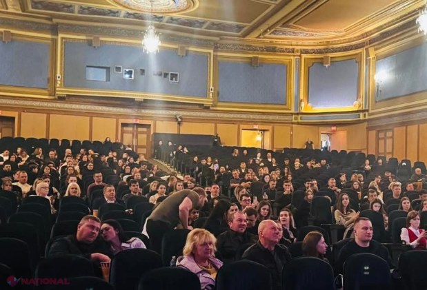 FOTO // Diaspora din SUA beneficiază de serviciile a două CONSULATE noi - cel din Chicago și Sacramento. Moldovenii din Chicago au încins o HORĂ în fața consulatului 