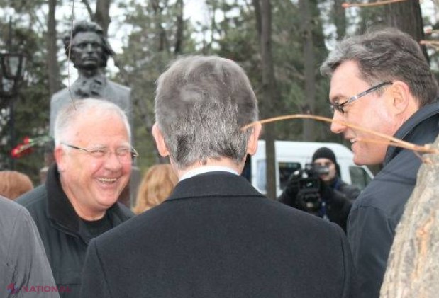 REPORTAJ FOTO // Rând la bustul lui Mihai Eminescu, de ziua lui
