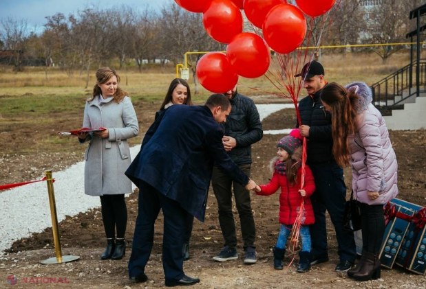 FOTO // Primii beneficiari au primit cheile de la locuințele SOCIALE construite în Orhei. Vor plăti doar 500 de lei pe lună, fără nicio dobândă