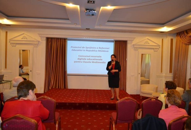 Premii bănești și table interactive pentru 13 instituții de învățământ care vor folosi resursele DIGITALE