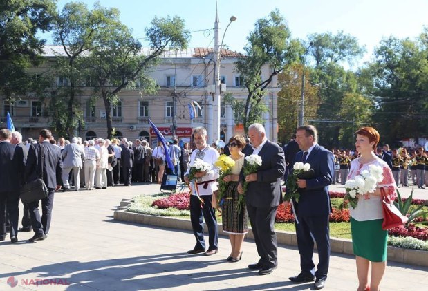 FOTO // Deputați în haine NAȚIONALE, de Ziua Independenței. Ultimul premier al liberal-democraților a venit alături de colegi în PMAN