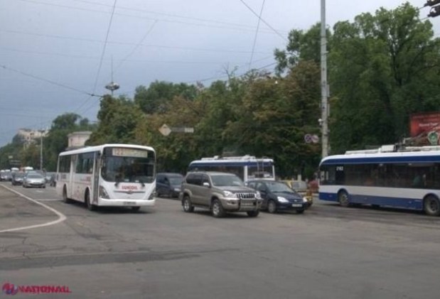 Traficul rutier, SUSPENDAT pe încă o stradă din centrul Chișinăului, dar REALUAT pe alta 