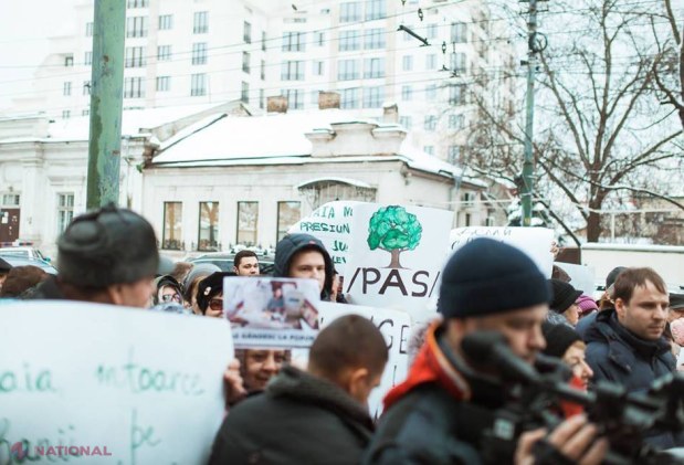 FOTO // Susținătorii Partidului „Șor” au organizat un flash-mob, „Coridorul rușinii”, la sediul PAS: „Maia, noi nu suntem like-uri, noi suntem poporul; Maia, afară din țară”