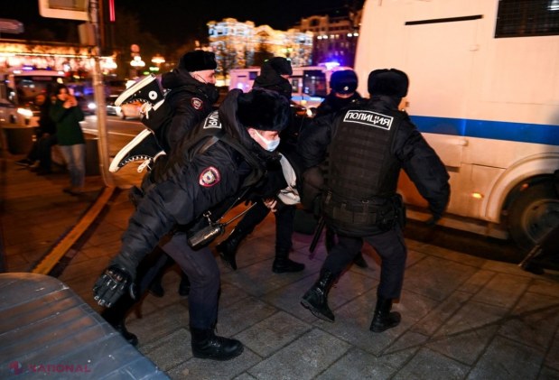 TEROARE la Moscova, Sankt Petersburg și alte orașe din Rusia: Sute de ruși au fost ARESTAȚI din cauză că au protestat față de războiul pornit de Putin în Ucraina