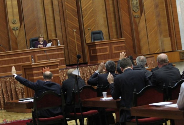 Parlamentul a votat cu scandal noi membri în CSM și CSP