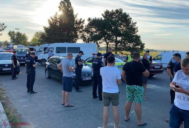 FOTO, VIDEO // Au protestat la FRONTIERĂ, pentru că nu mai vor să fie ținuți „ca într-un ȚARC”. Transportatorii sunt nemulțumiți că autoritățile le interzic deplasarea peste hotare. Poliția de Frontieră: „Protest ILEGAL”