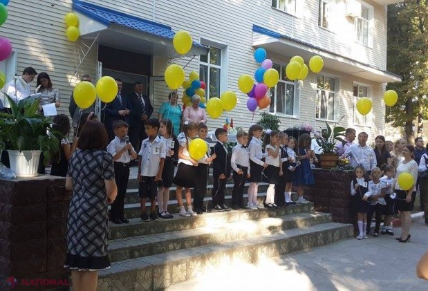 FOTO // Emoții mari de 1 septembrie: Absolvenții din clasa a XII-a le-au înmânat Abecedare picilor din clasa întâia