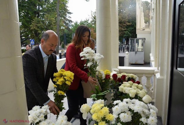 FOTO // Minut de reculegere în fața Ambasadei SUA