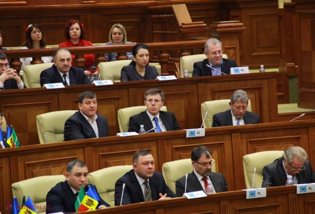 Au ieșit din TIPARE. Cum au venit la ședința de astăzi a Parlamentului deputații PL