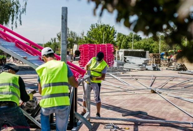 FOTO // Primele imagini cu roller-coasterul de la „OrheiLand”. Muncitorii au început montarea acestuia. INAUGURAREA va avea loc la 1 iunie
