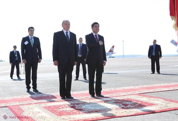 Reportaj FOTO // Cum a fost întâmpinat, la Chișinău, președintele Turkmenistanului