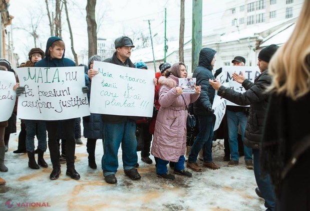 FOTO // Susținătorii Partidului „Șor” au organizat un flash-mob, „Coridorul rușinii”, la sediul PAS: „Maia, noi nu suntem like-uri, noi suntem poporul; Maia, afară din țară”