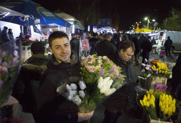 REPORTAJ FOTO // Piaţa de FLORI, luată cu asalt de bărbaţi în ajunul zilei de 8 Martie