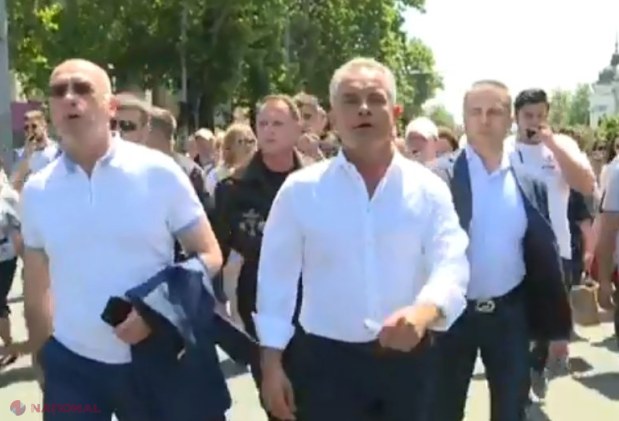 VIDEO // CURCANI pentru Igor Dodon: Manifestanții PD au adoptat o REZOLUȚIE prin care cer demisia „trădătorului Dodon”