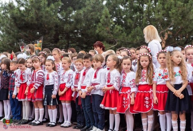 Peste 50 de elevi din Orhei, care au avut PERFORMANȚE la învățătură, au fost premiați. Au primit între 2 000 și 3 000 de lei fiecare