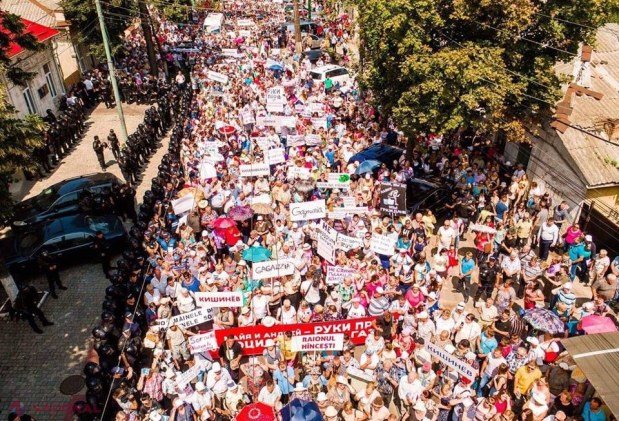 „Jos mâinile de pe magazinele sociale”. Mii de oameni au protestat împotriva intenției PAS, PPDA și PLDM de a lichida magazinele sociale