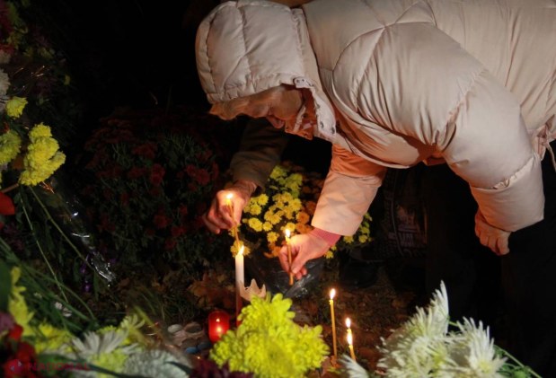 GEST // Flori la Ambasada României de la Chișinău pentru membrii echipajului SMURD decedați la Cantemir