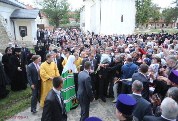 FOTO // Patriarhul Kiril, întâmpinat cu trandafiri albi la Căpriana