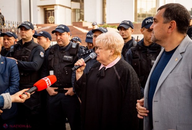 Protestatarii din fața Parlamentului se plâng că au fost împiedicați să picheteze Președinția în timpul vizitei comisarului european Johannes Hahn: „Solicităm comisarului european să facă cunoștință cu cererile protestatarilor”
