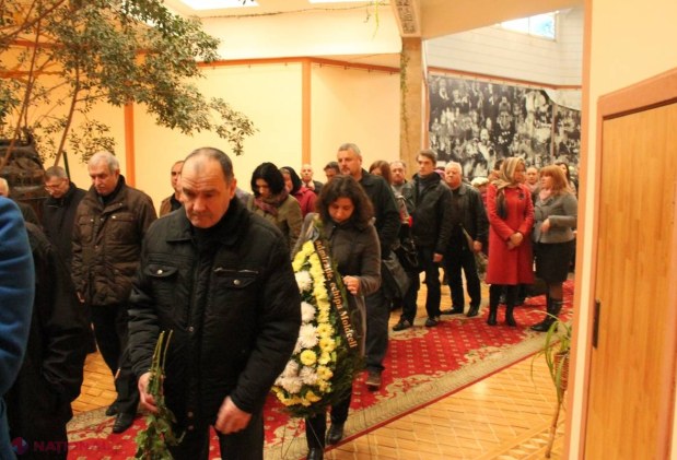 FOTO // Sute de oameni au venit să-și ia rămas bun de la maestrul Titus Jucov