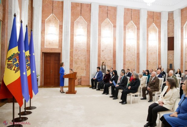 FOTO // Mai multe personalități din R. Moldova au fost DECORATE de către Maia Sandu. Doi participanți la RĂZBOIUL de pe Nistru și un fost ambasador au primit distincții post-mortem