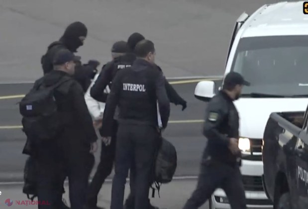 VIDEO // Obișnuit cu avioane de lux, Plahotniuc a fost adus în CĂTUȘE pe Aeroportul Internațional Chișinău. PRIMELE imagini cu oligarhul fugit acum șase ani din Moldova