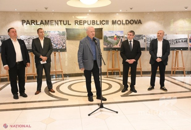FOTO // Expoziție inedită la Parlament. Imagini-document din 1990, expuse pentru a marca 35 de ani de la Podul de Flori