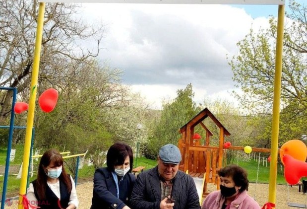 FOTO // Încă două terenuri de joacă au fost CONSTRUITE de echipa Partidului „ȘOR” în două localități din R. Moldova: „Vom construi și vom moderniza spații de joacă în peste o sută de localități rurale”
