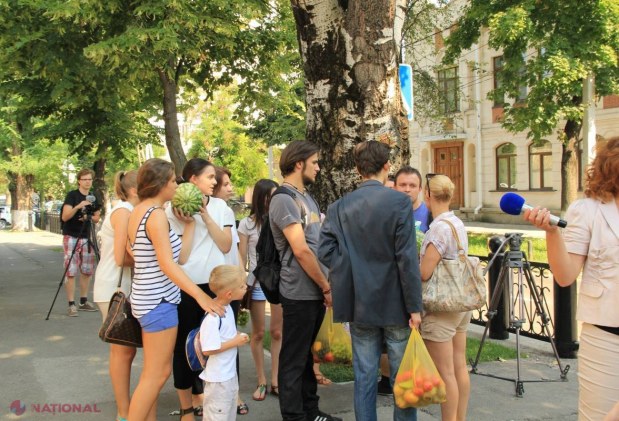 REPORTAJ FOTO // Flashmob INEDIT în fața Ambasadei Rusiei la Chișinău, după EMBARGO